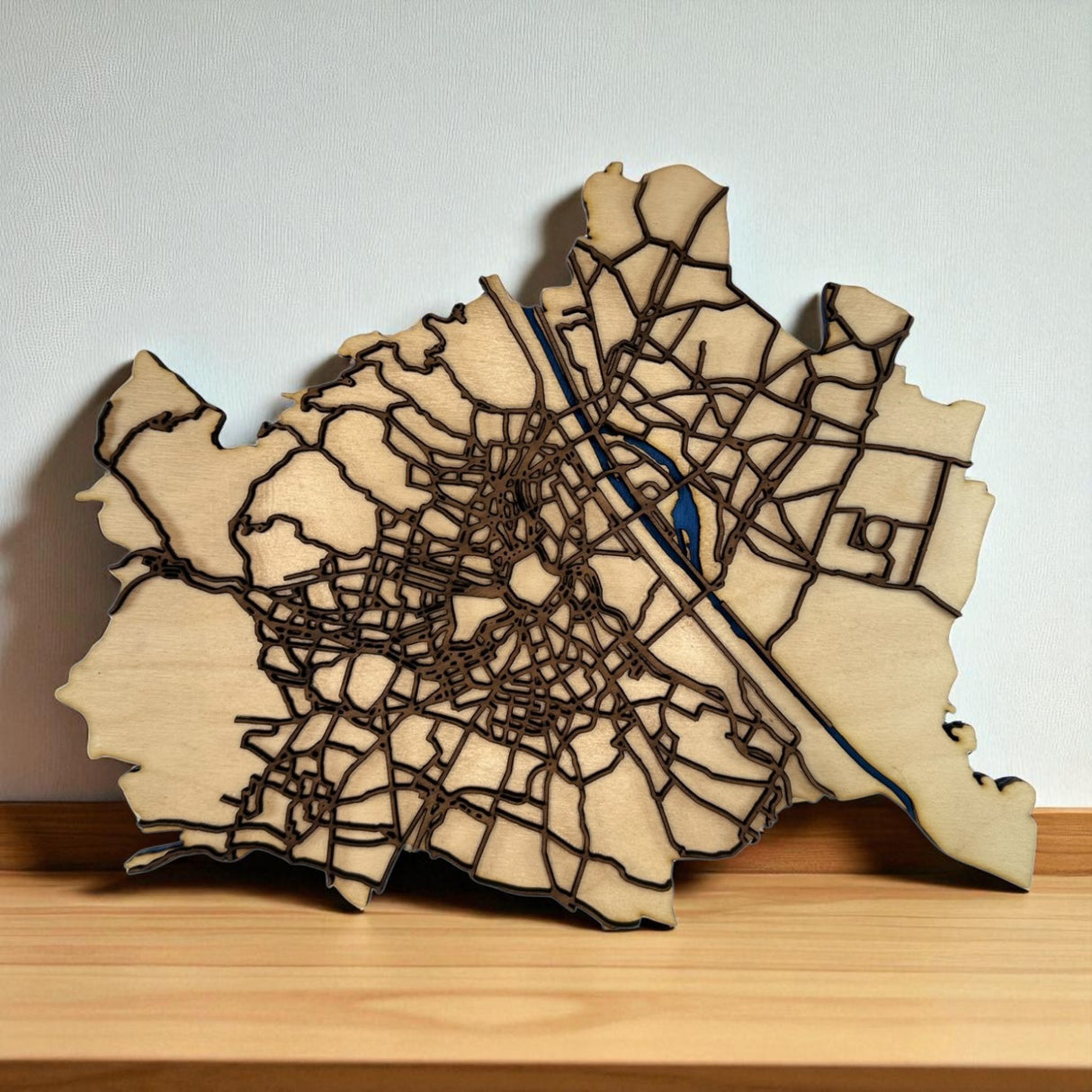 Wien zum Anfassen – Detaillierter Holz-Stadtplan mit Donau & Straßennetz