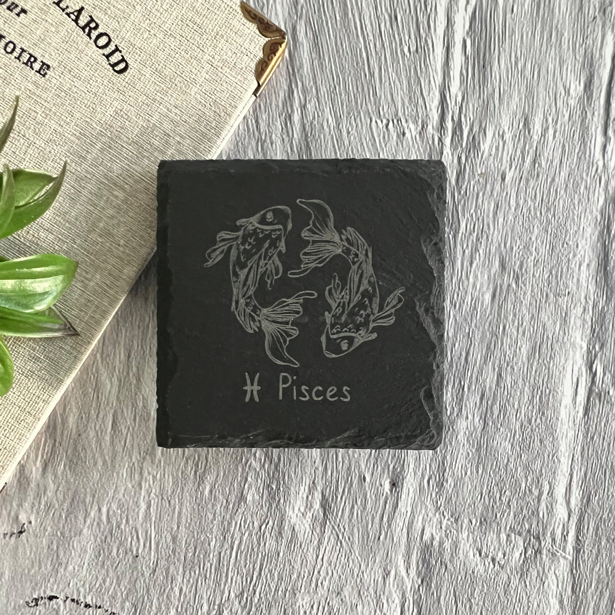 Schieferuntersetzer mit Sternzeichengravur