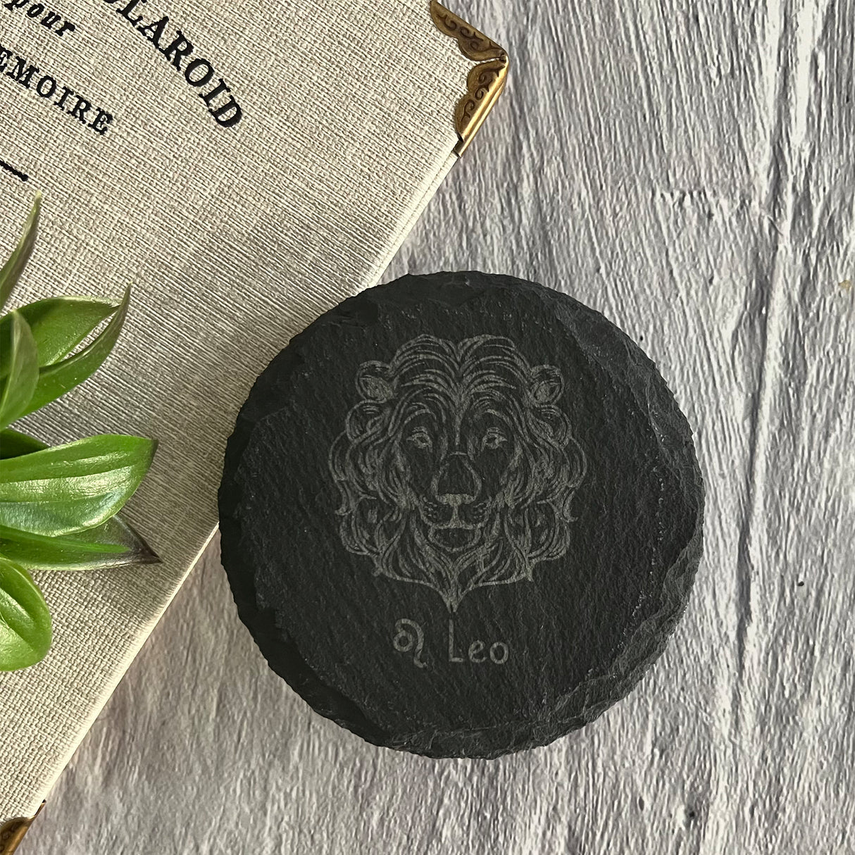 Schieferuntersetzer mit Sternzeichengravur