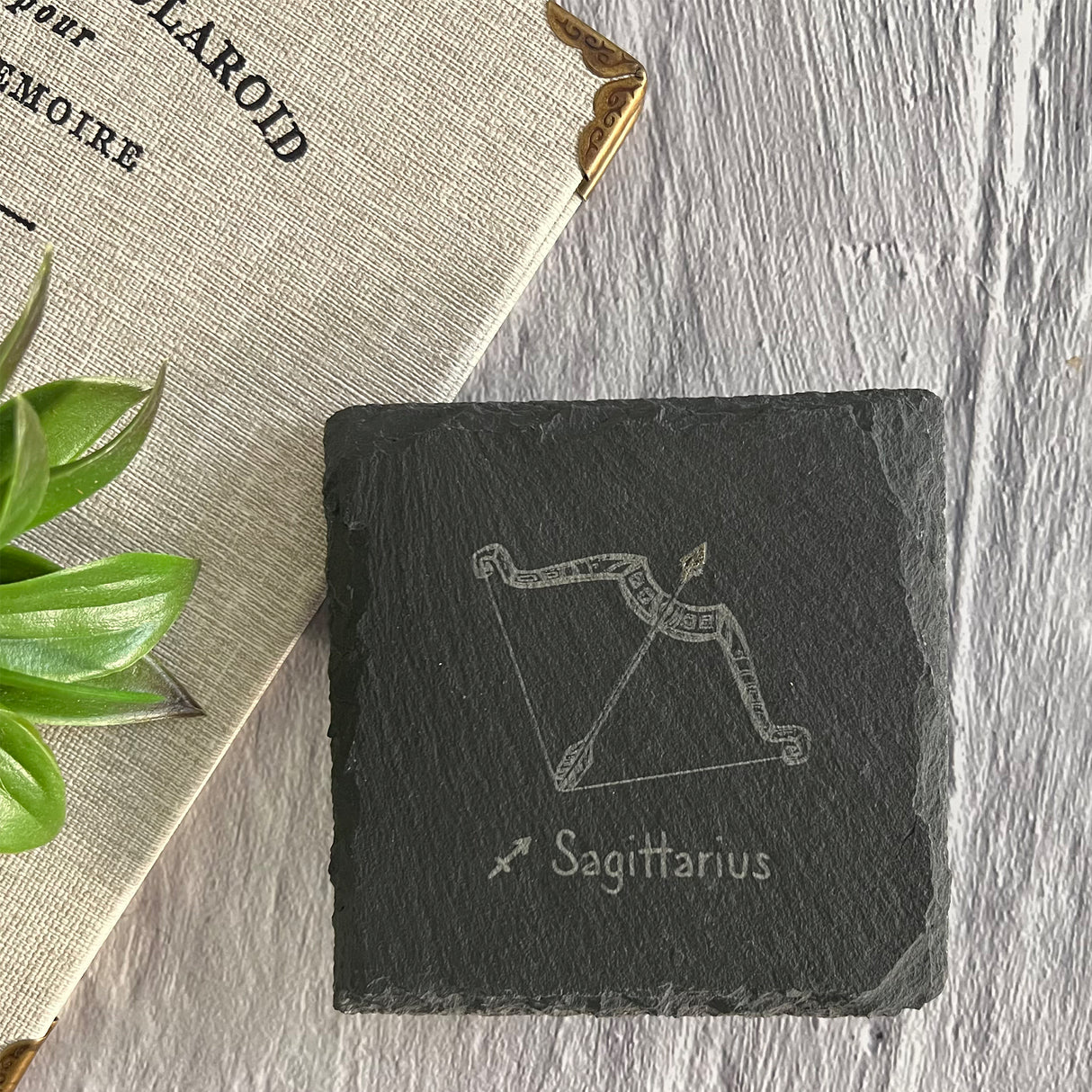 Schieferuntersetzer mit Sternzeichengravur