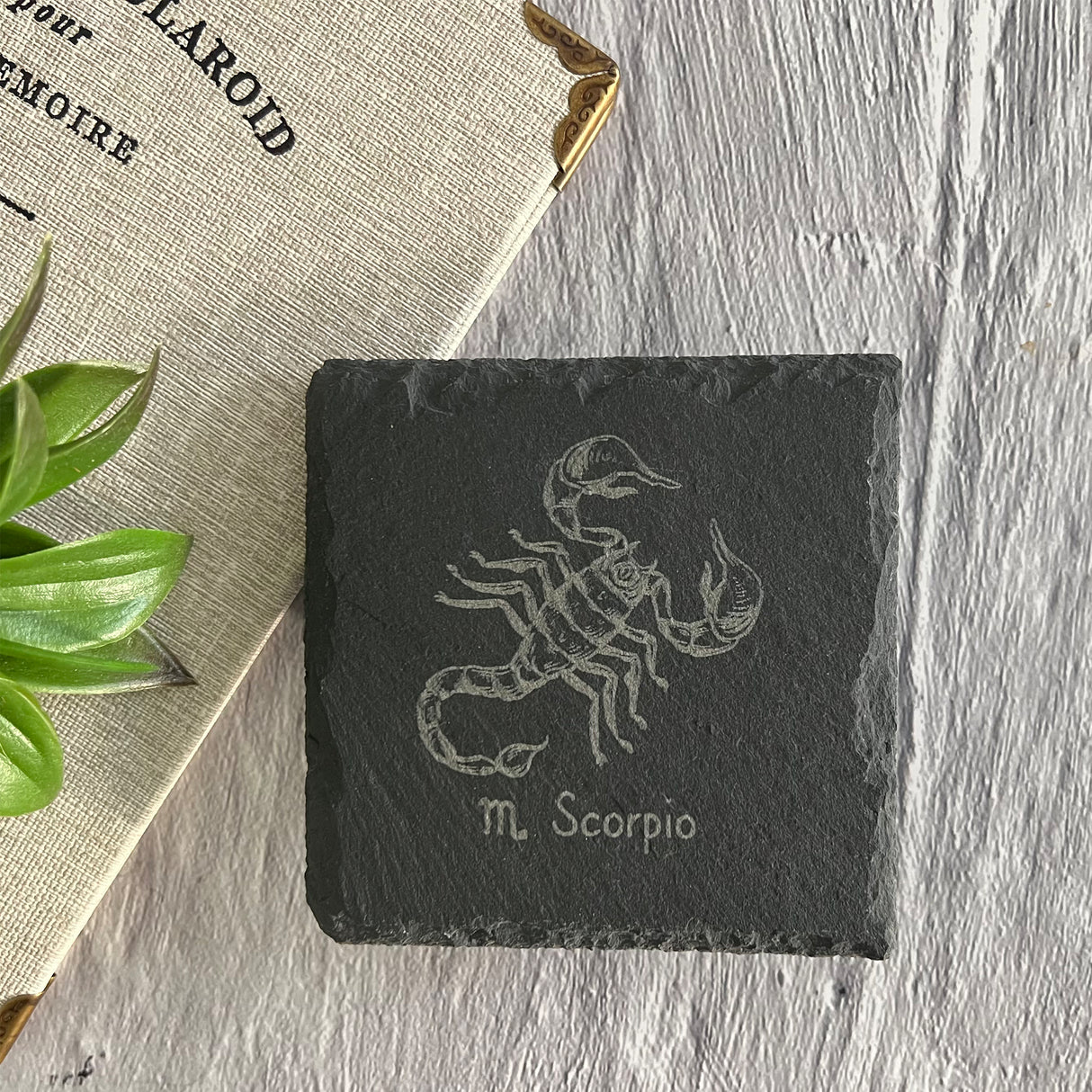 Schieferuntersetzer mit Sternzeichengravur