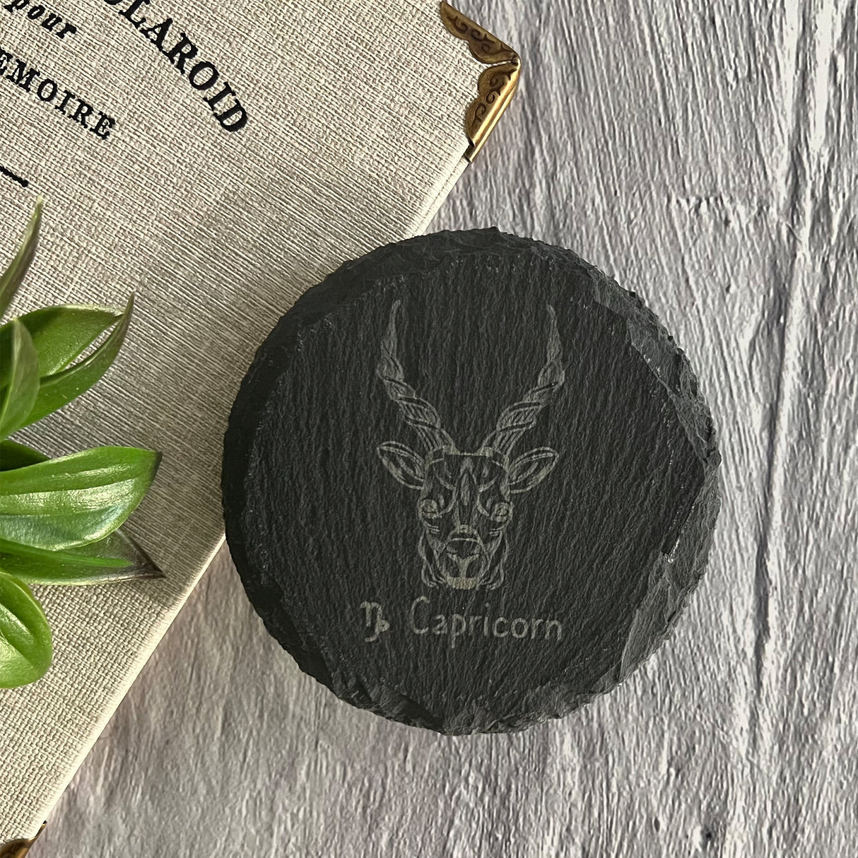 Schieferuntersetzer mit Sternzeichengravur