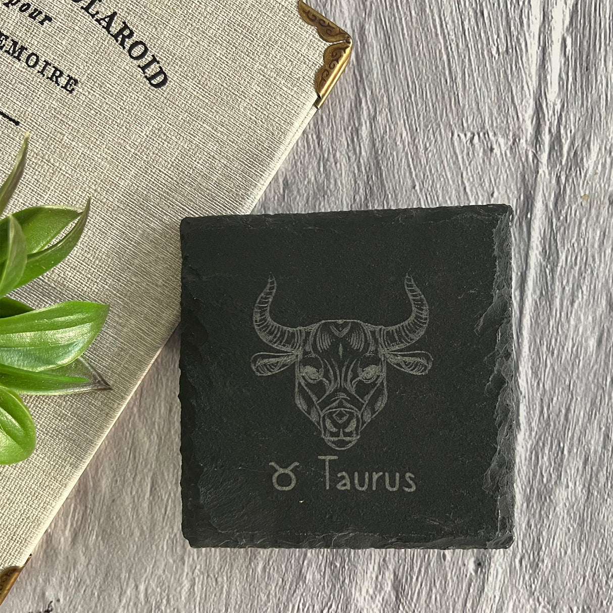 Schieferuntersetzer mit Sternzeichengravur