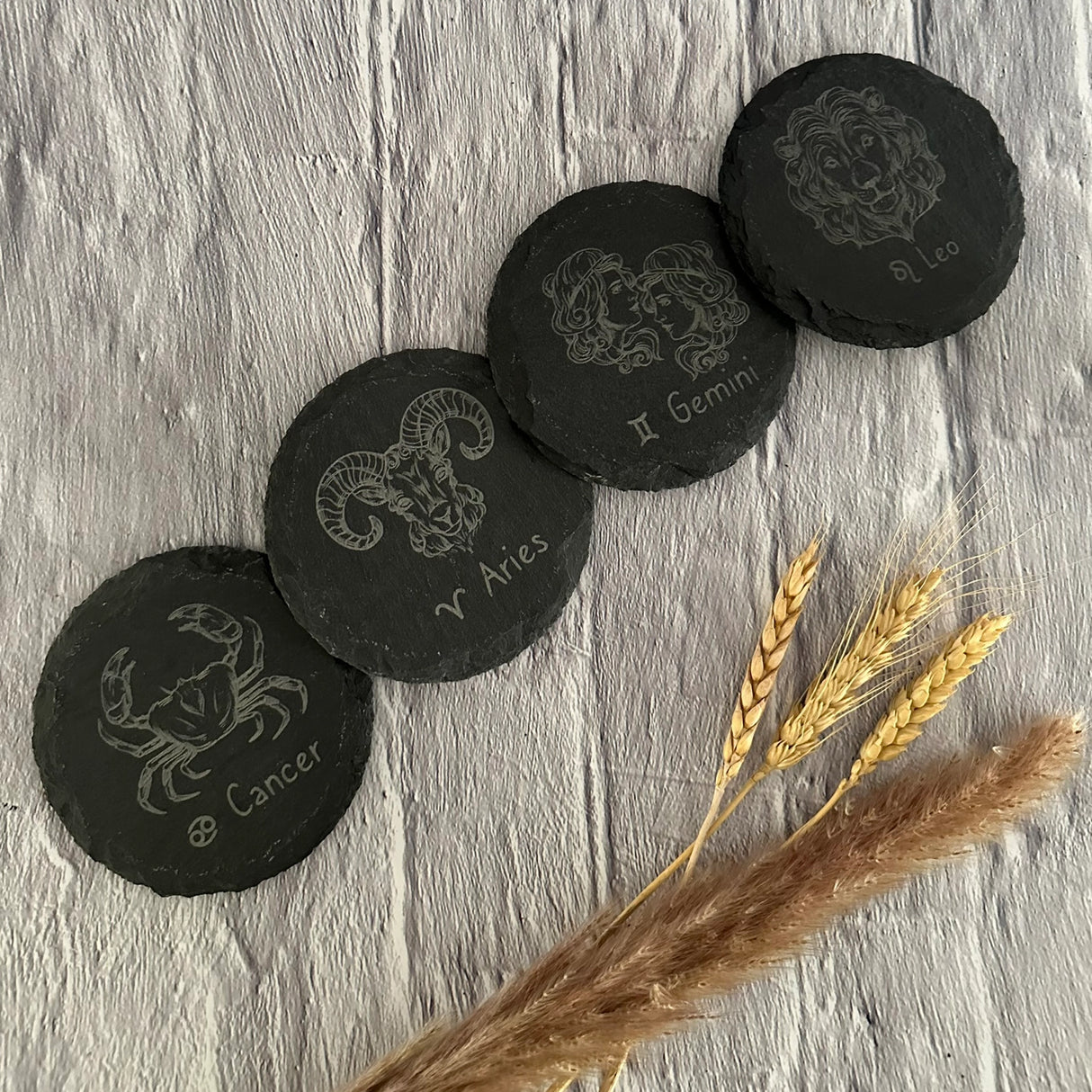 Schieferuntersetzer mit Sternzeichengravur