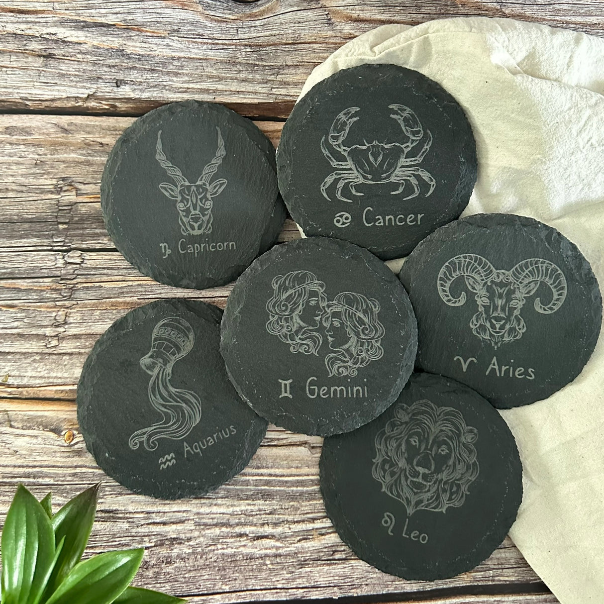Schieferuntersetzer mit Sternzeichengravur