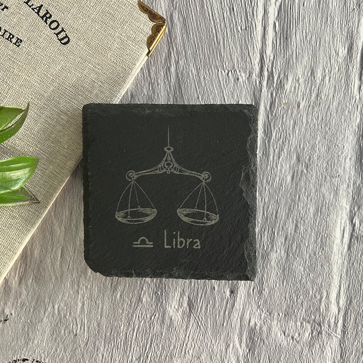 Schieferuntersetzer mit Sternzeichengravur