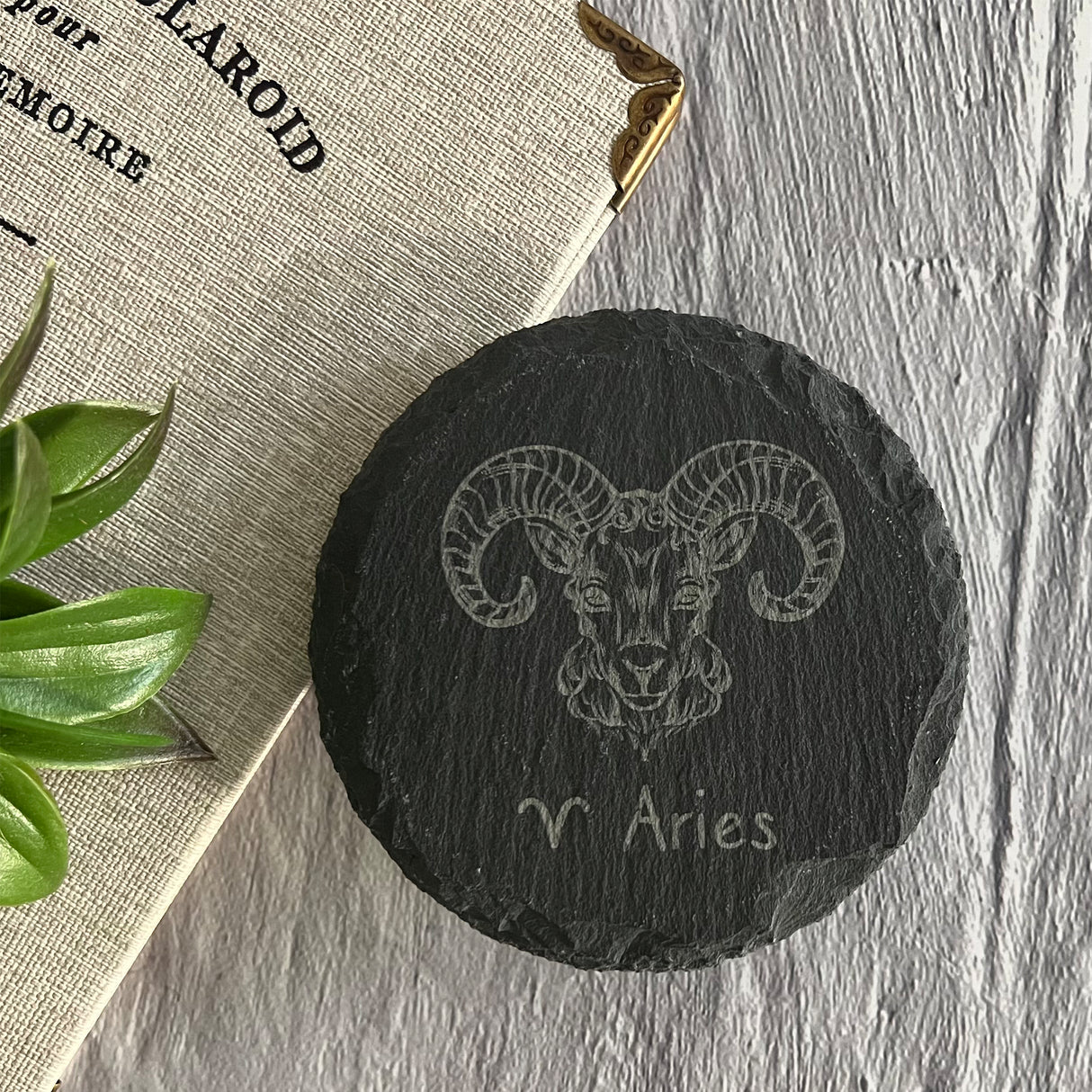 Schieferuntersetzer mit Sternzeichengravur