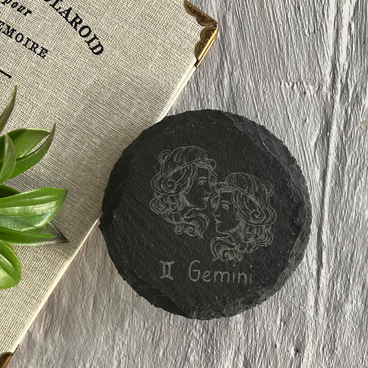 Schieferuntersetzer mit Sternzeichengravur